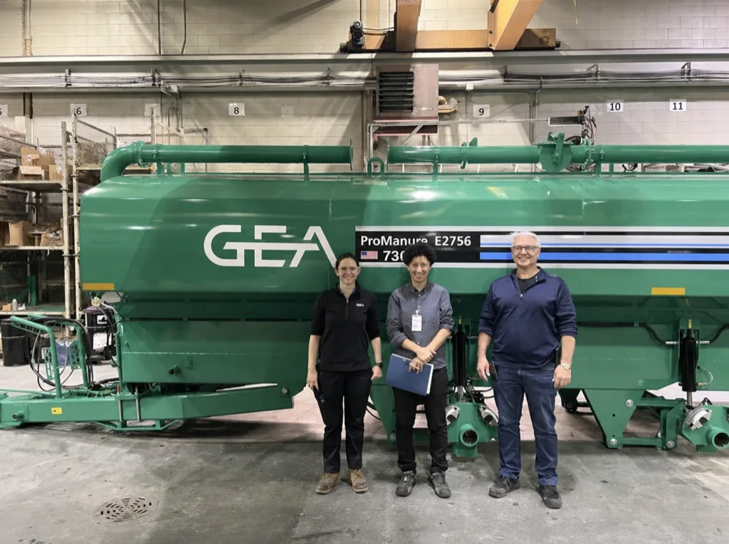 Visit to the GEA Farm Technologies plant in Drummondville, in front of a ProManure E2756 tanker